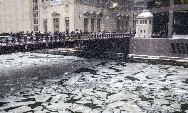 Pedestrians-cross-an-icy-Chicago-River-in-Chicago-700x420.jpg