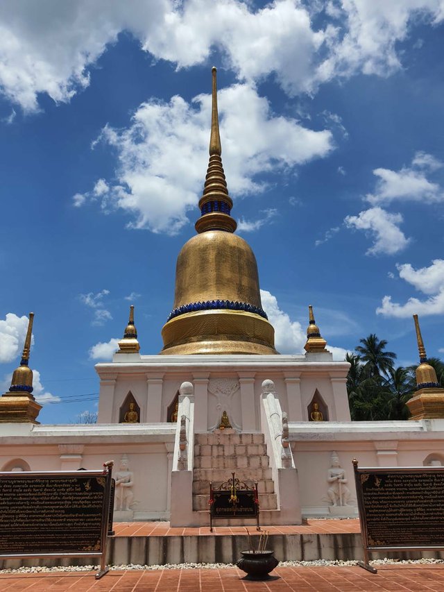 Wat Phra Boromthat Sawi.jpg