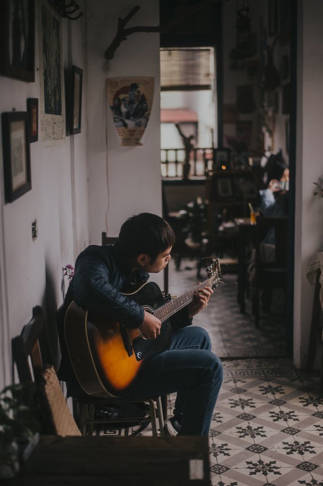 man-playing-guitar-1846380.jpg