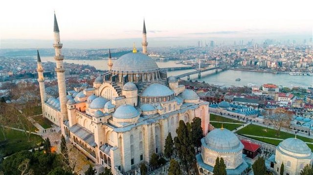 11-Süleymaniye-Mosque-Gambar-Foto-Tempat-Wisata-Terkenal-dan-Favorit-di-Turki-768x431.jpg