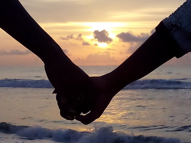 2560px-Holding_hands_2.jpg