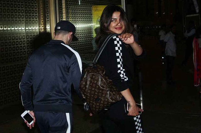 Priyanka-Chopra-Nick-Jonas-Walk-Hand-in-Hand-at-Airport-as-they-Leave-For-London-8.jpg