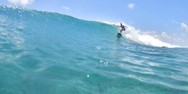 Maldives surf 03.jpg