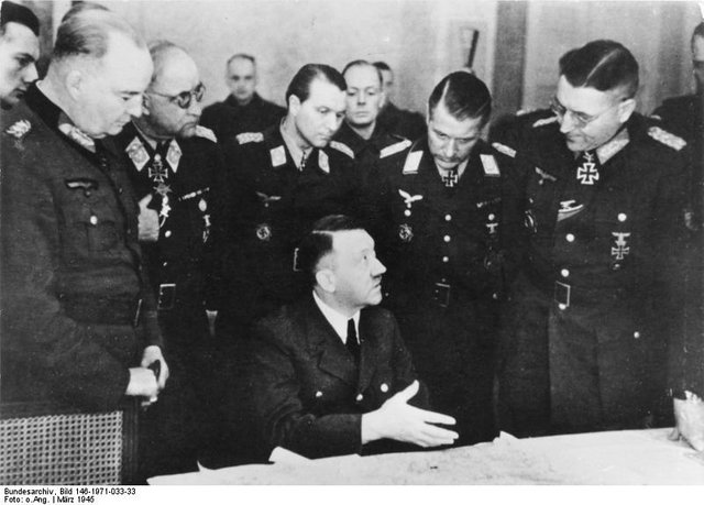 Bundesarchiv_Bild_146-1971-033-33,_Lagebesprechung_im_Hauptquartier_der_Heeresgruppe_Weichsel.jpg