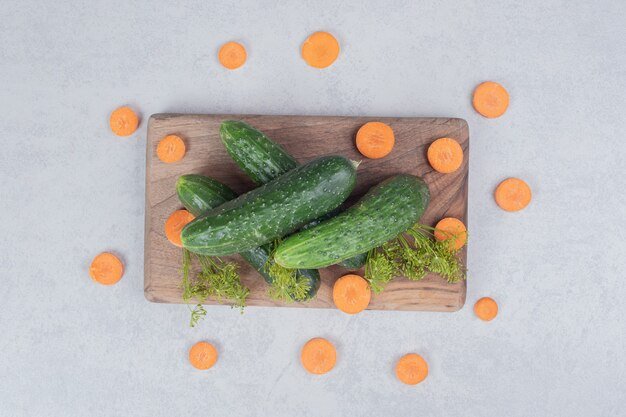 fresh-cucumbers-with-slices-carrot-wooden-board-high-quality-photo_114579-36039.jpg