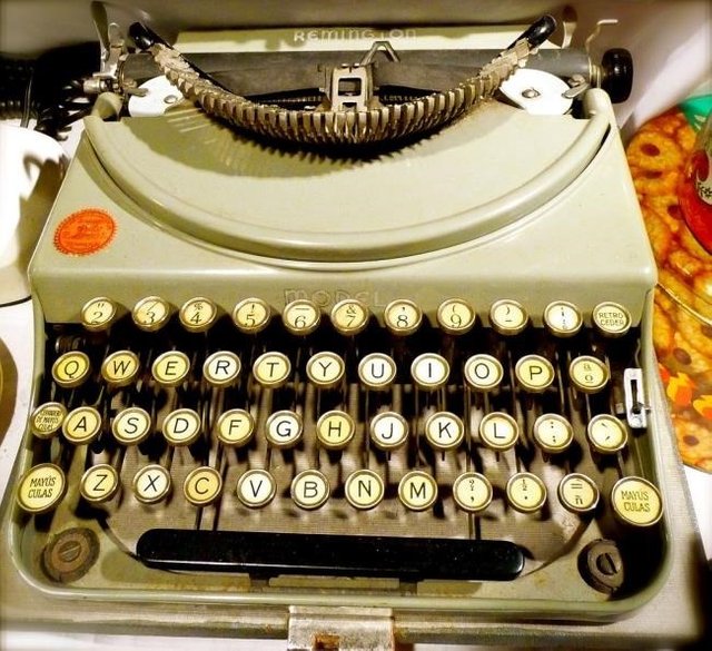 remington-typewriter-with-qwerty-layout.jpg
