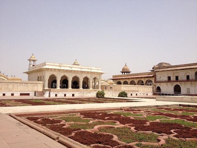 Courtyard-for-public-addresses-for-the-emperor-Shah-Jahan.jpg
