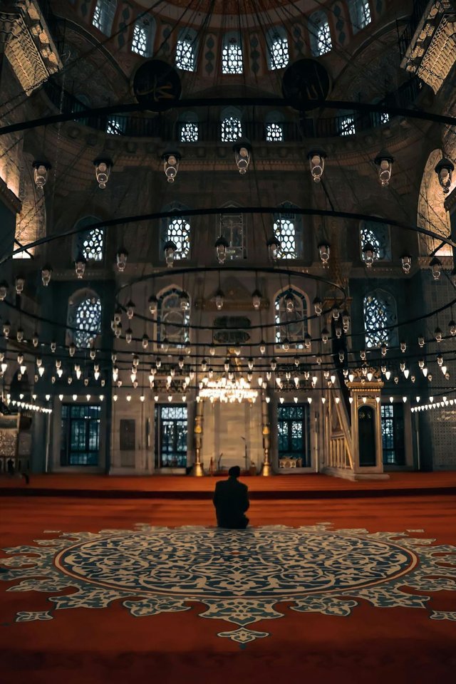 free-photo-of-faithful-praying-in-new-mosque-istanbul.jpeg