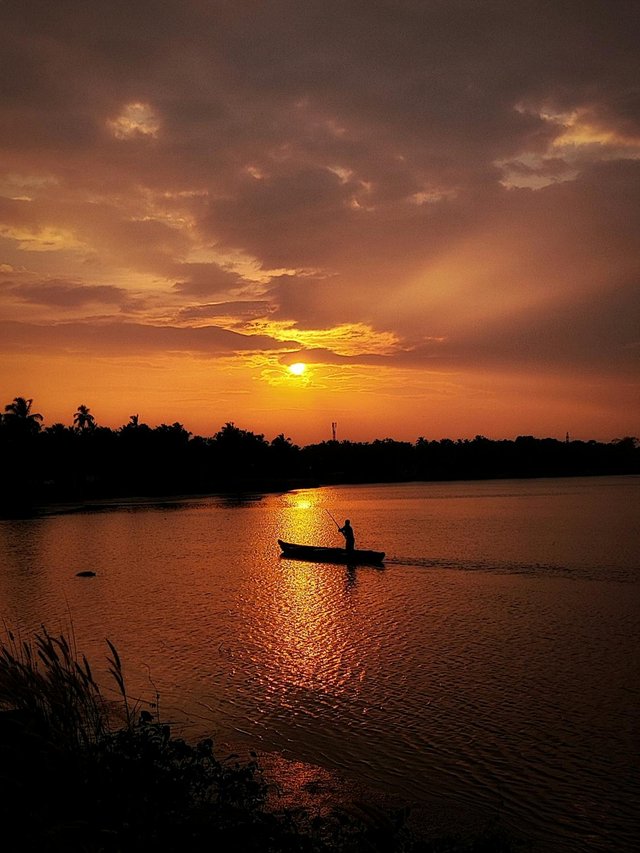 free-photo-of-silhouette-of-a-fisherman-on-a-boat-on-a-lake-at-sunset.jpeg