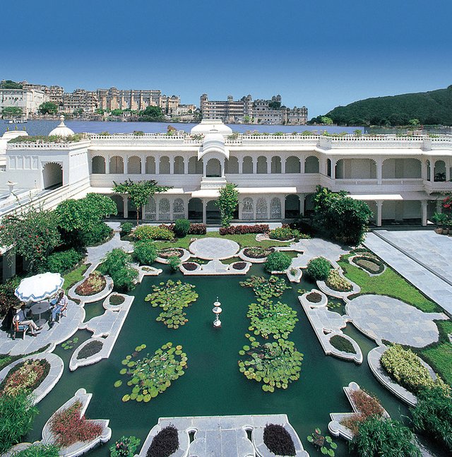 890px-Lily_Pond_at_the_Lake_Palace,_Udaipur.jpg