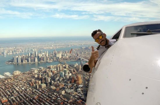 Foto-Selfie-Pilot-Keluar-Jendela-Pesawat.jpg