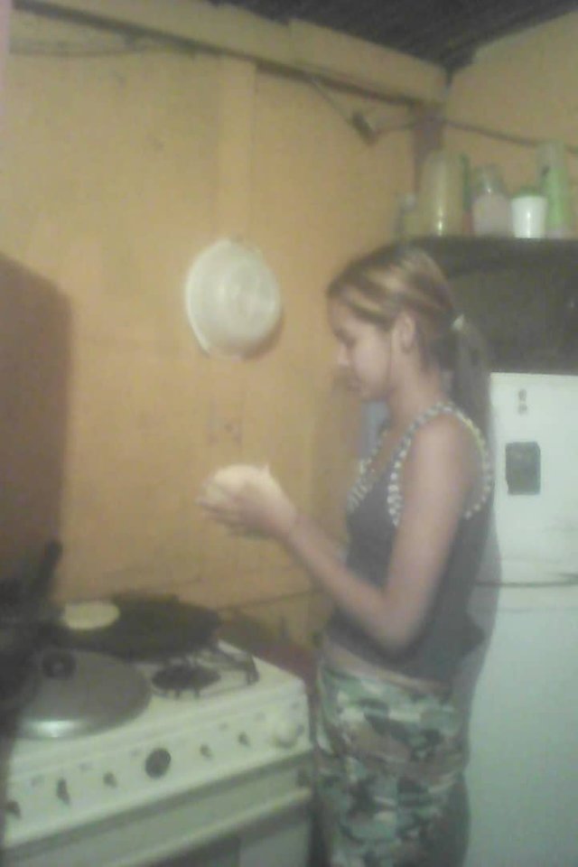 mi hija preparando la cena.jpg