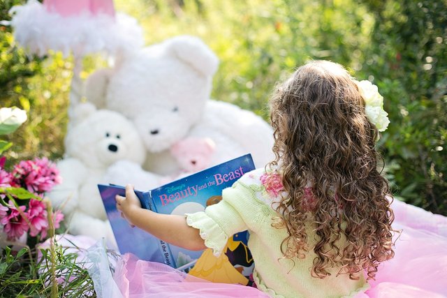 little-girl-reading-912380_1280.jpg