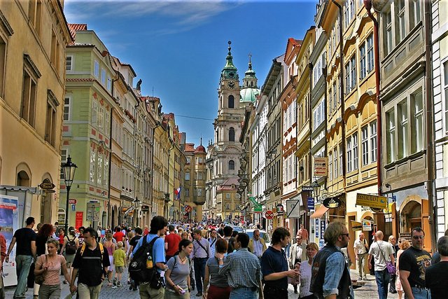 Prague_crowd_Malá_Strana.jpg