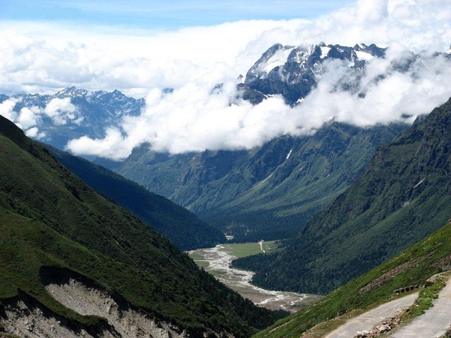 Yumthang_valley,_Lachung_Sikkim_India_2012.jpg