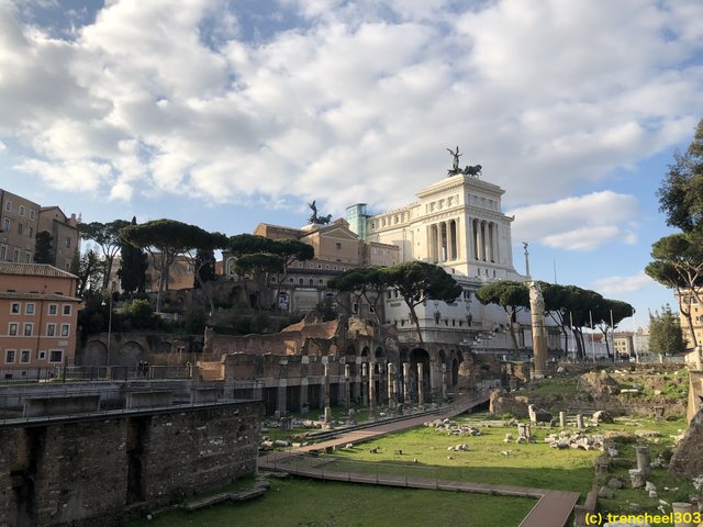 roman forum leading to altar of the fatherland.jpg