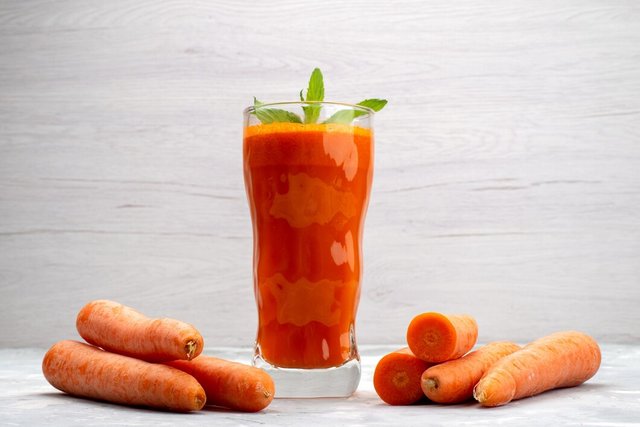 front-close-view-fresh-carrot-juice-inside-long-glass-with-leaf-along-with-fresh-carrots-vegetable_140725-23064.jpg