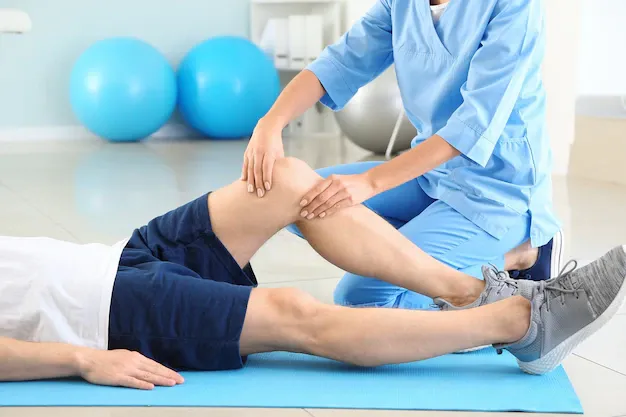 physiotherapist-working-with-male-patient-rehabilitation-center_392895-36725.webp