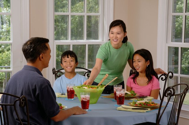 family-eating-at-the-table-619142_1280.jpg
