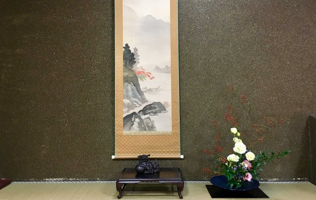 kakemono-et-ikebana-dans-tokonoma.jpg