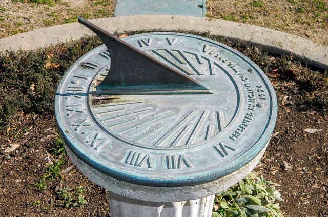 sundial-587636_1280.jpg