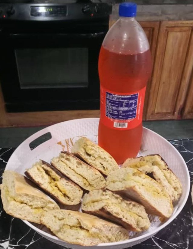 Arepas de harina trigo y refresco.jpg