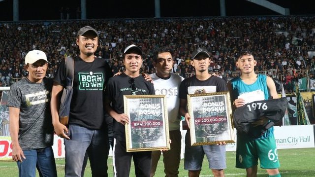 43216-pelatih-pss-sleman-seto-nurdiyantoro-menerima-bonus-dari-bcs-suaracomirwan-febri-rialdi.jpg