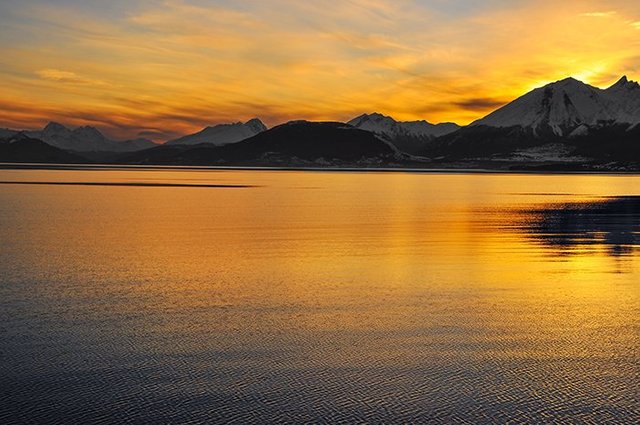 7HtSCGcM-ushuaia_mountain_sunset_reduced1.jpg