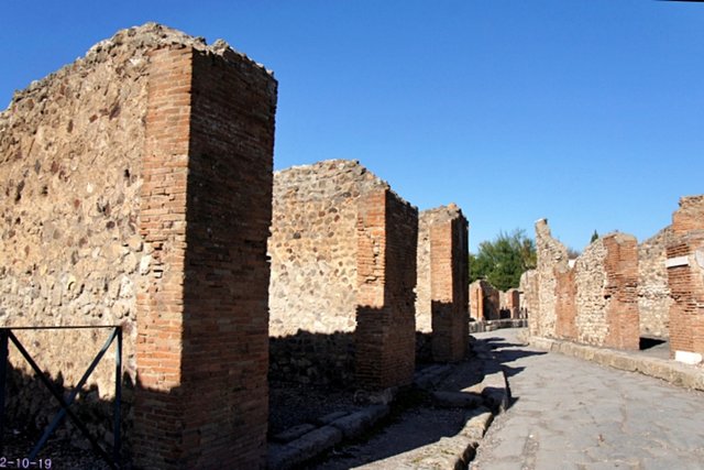b-EU121019-173552.jpg