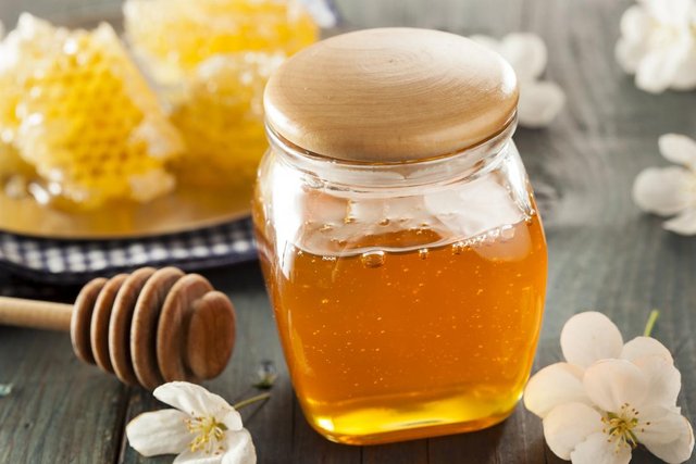 raw-honey-vs-regular-honey-on-table.jpg