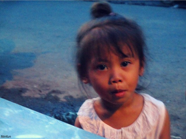 Cambodian begging girl fitinfun.jpg