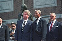 200px-Bill-Clinton-with-Nelson-Mandela.jpg