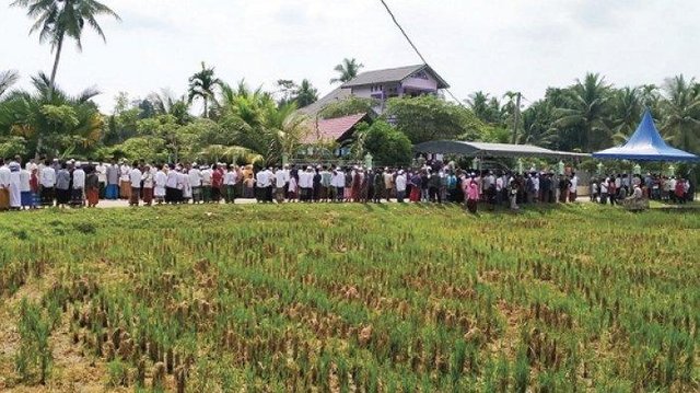 santri-dan-warga-menunggu-ketibaan-jenazah-ulama.jpg