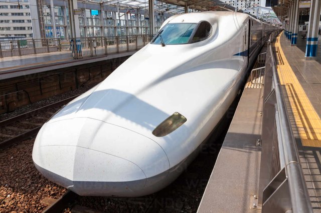 white-shinkansen-bullet-train-waiting-at-a-platform-of-tokyo-station-japan-MINF12863.jpg