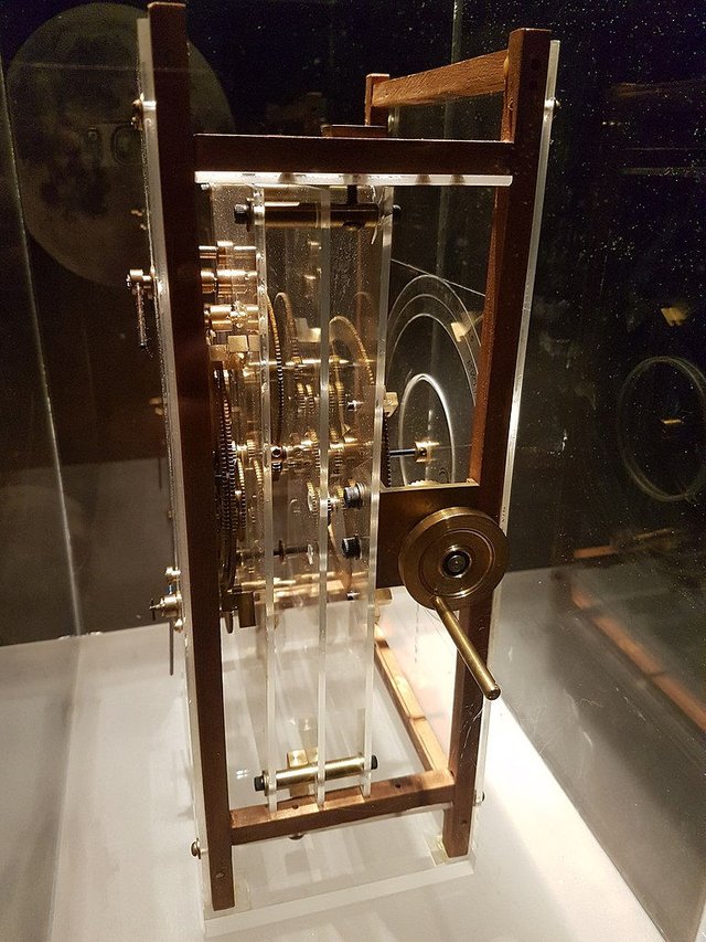 Antikythera_mechanism_right_sideview_(transparent_model).jpg