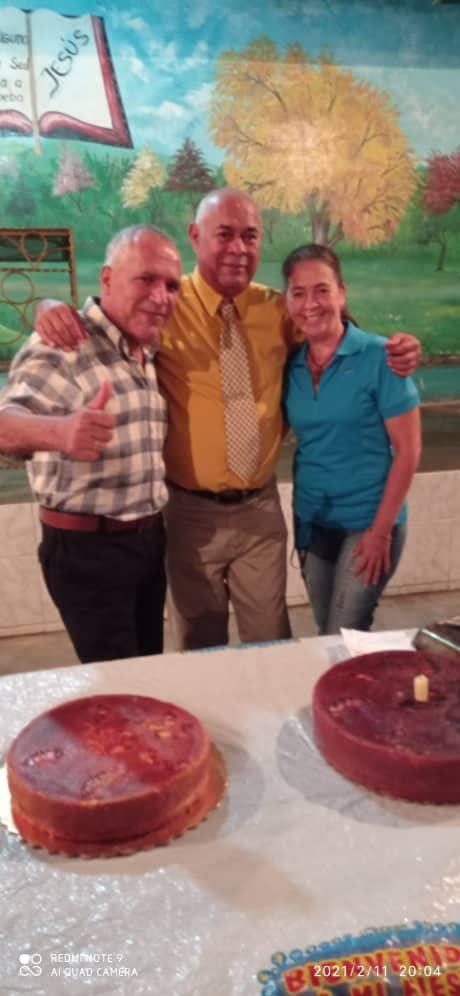 con mi hermano omar e isolina y la torta.jpg