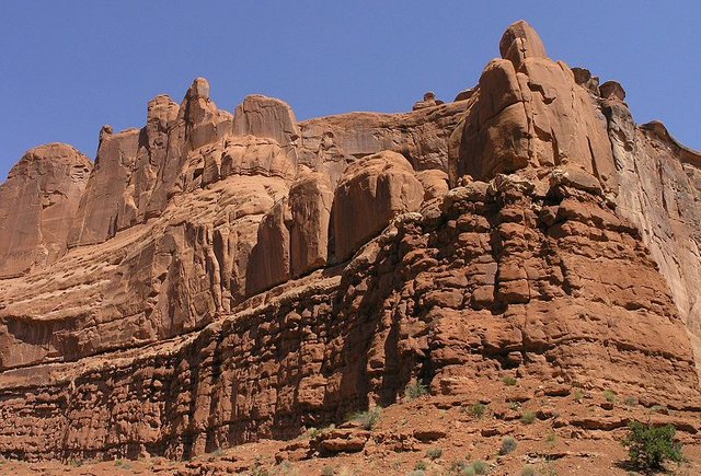 800px-Carmel_Formation_below_Entrada_Sandstone_along_Park_Avenue_in_Arches_NP.jpeg