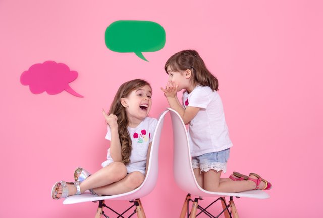 dos-ninas-en-la-pared-de-color-con-iconos-de-voz.jpg