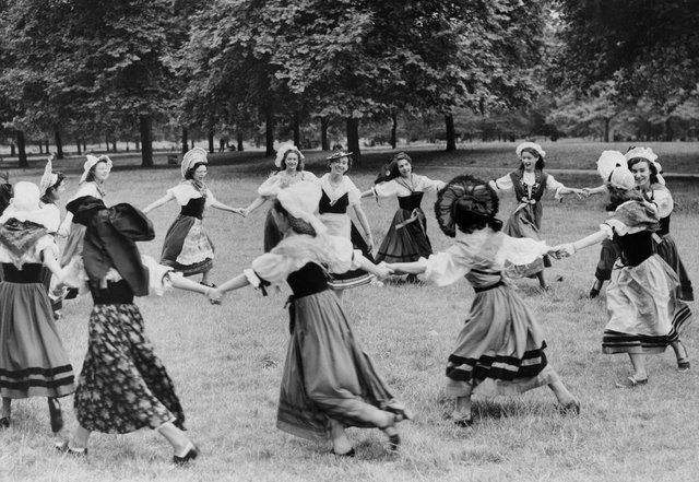 french-women-exiled-from-their-native-paris-celebrate-bastille-day-in-a-london-park-july-14-1942.jpg
