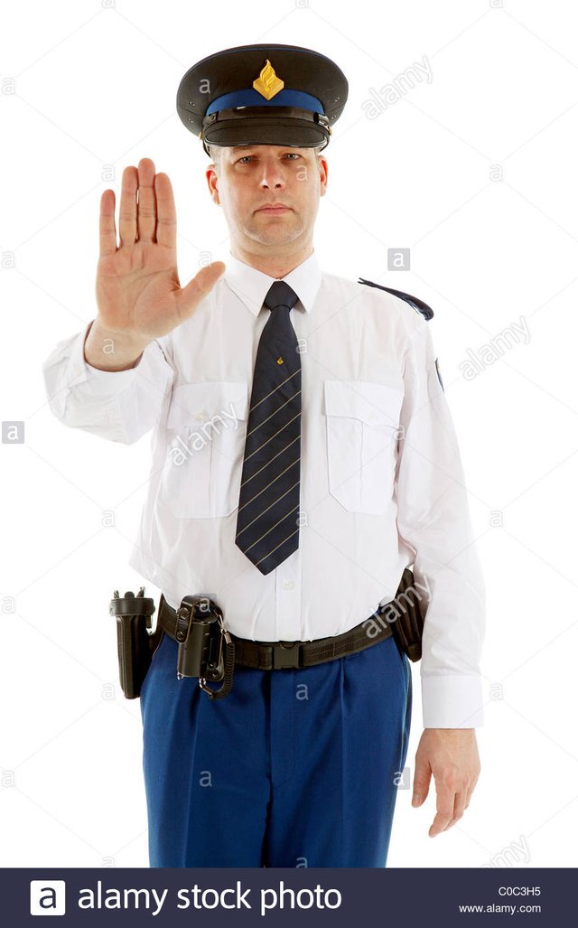 oficial-de-policia-holandesa-haciendo-senal-de-parada-con-mano-sobre-fondo-blanco-c0c3h5.jpg