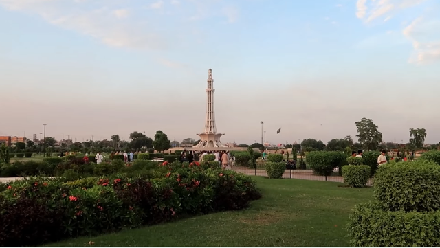 Lahore minar e pakistan.png