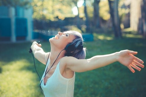 mujer-escuchando-musica-libre.jpg