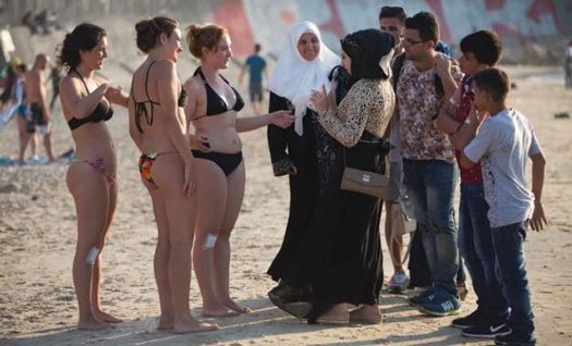 Wanita-Boleh-Pakai-Bikini-di-Arab-Saudi-1.jpg