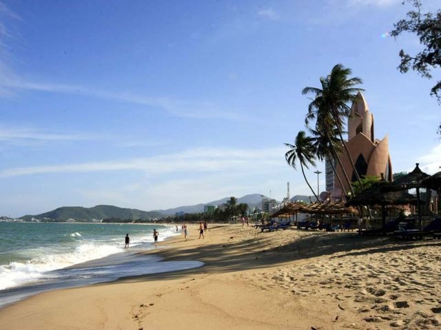 The beautiul Nha-Trang-Beach.jpg