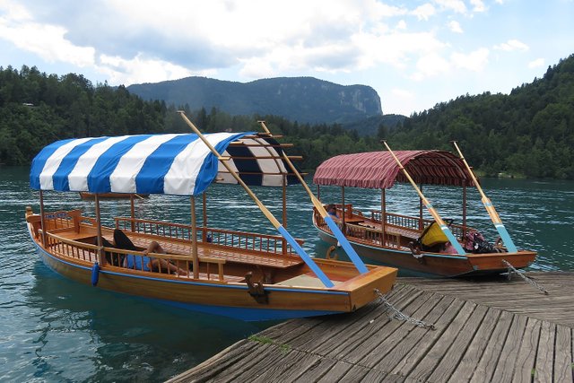 Boats_in_Bled_02.jpg