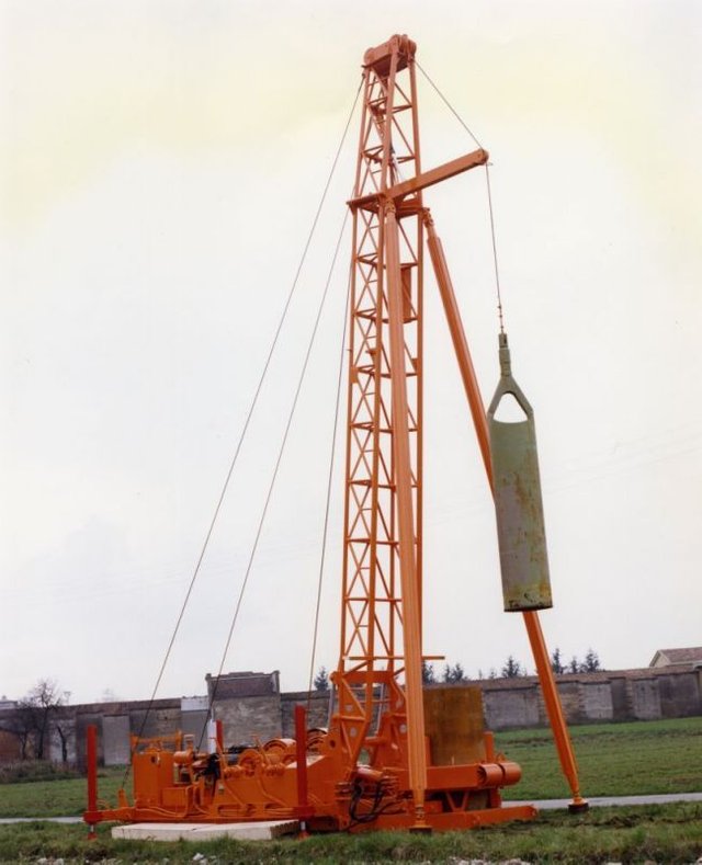 percussion drilling rig