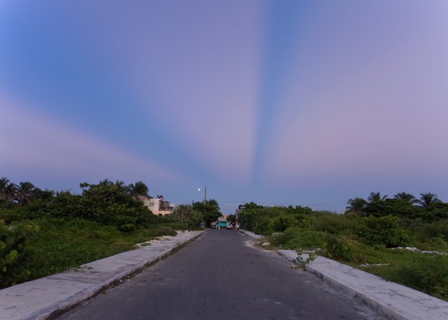 P7260643-isla-mujeres-beams-in-sky-sunrise.jpg