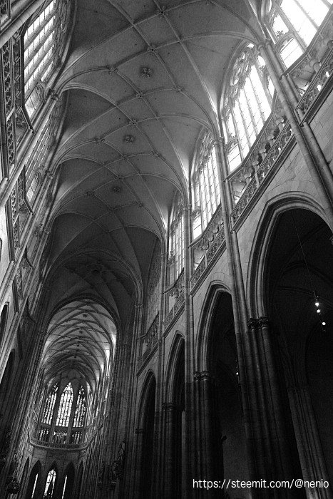 st-vitus-cathedral-interior.jpg