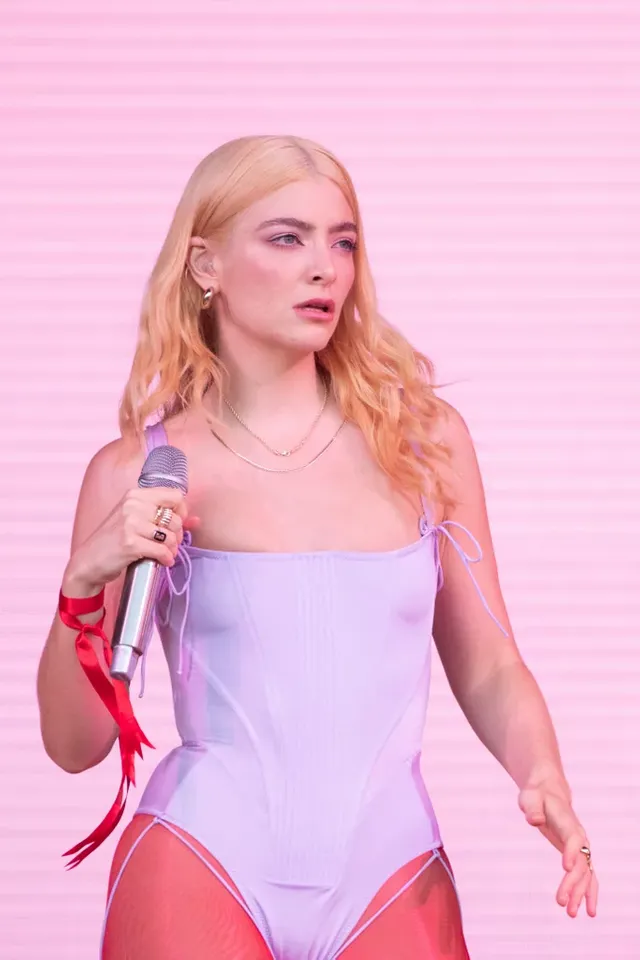 lorde-blond-hair-color (4).webp