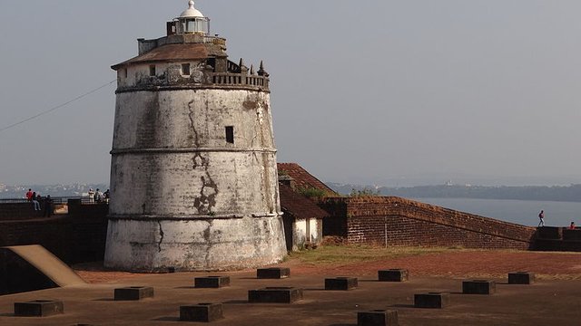 800px-The_Light_house_view_at_fort_aguada.jpeg